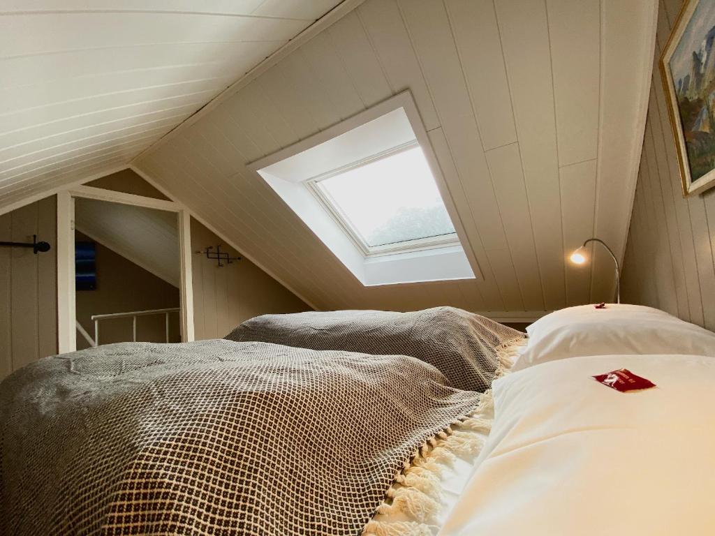 SennesvikにあるRorbu 6 Guratinden - Ure Lofotenの窓付きの屋根裏部屋(ベッド2台付)