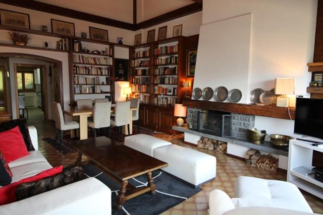uma sala de estar com mobiliário branco e uma lareira em Christiania 031 em Bagnes