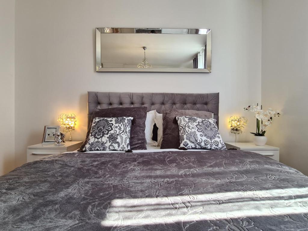 Posteľ alebo postele v izbe v ubytovaní Luxurious Apartment Majda, 2 bathrooms and free parking
