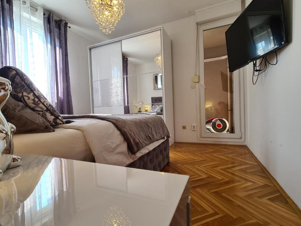 Televízia a/alebo spoločenská miestnosť v ubytovaní Luxurious Apartment Majda, 2 bathrooms and free parking