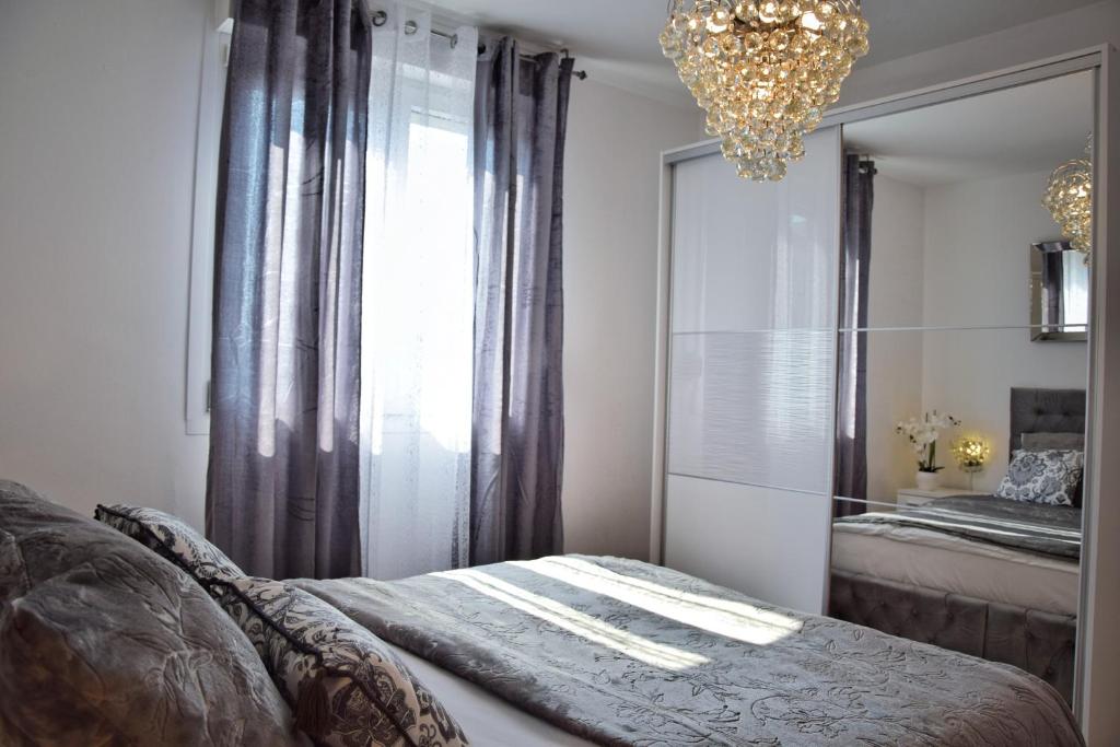 Posteľ alebo postele v izbe v ubytovaní Luxurious Apartment Majda, 2 bathrooms and free parking