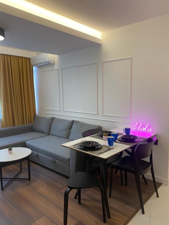 - un salon avec un canapé et une table avec des chaises dans l'établissement City Aparts Nisantasi, à Istanbul