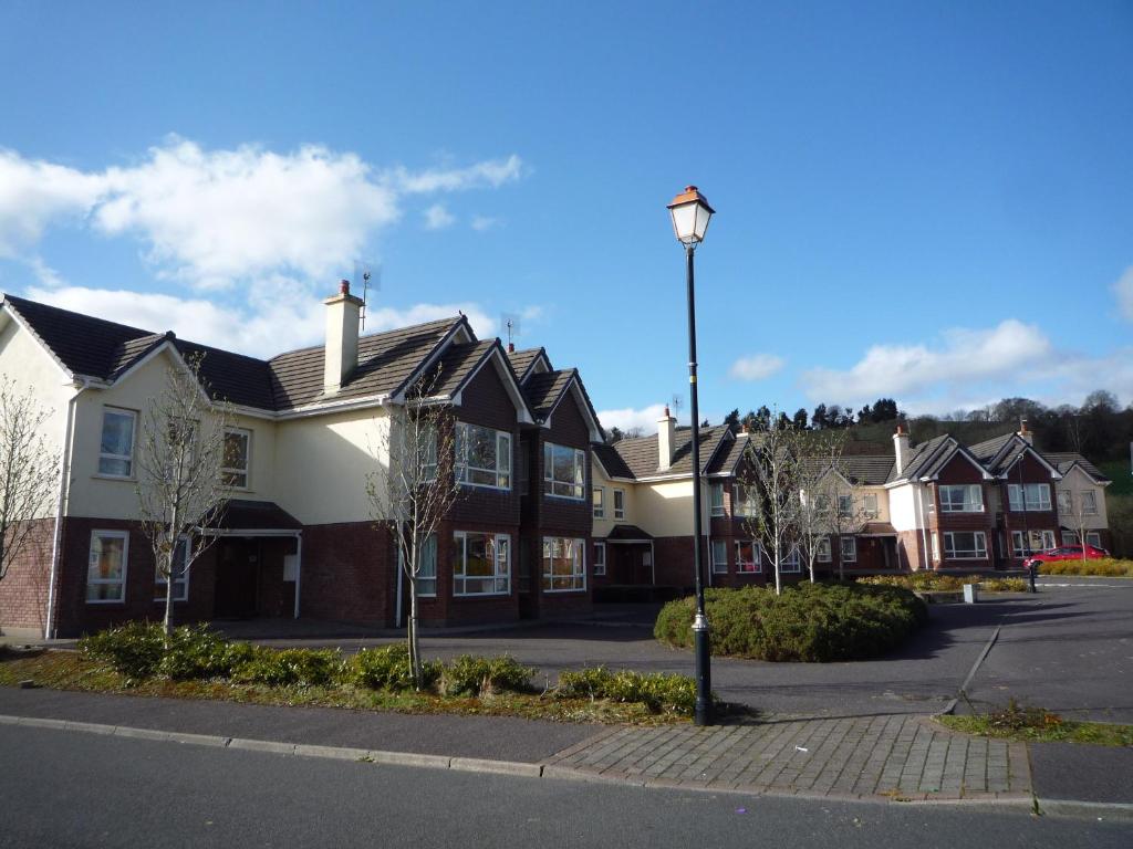 een rij huizen op een straat met een straatlicht bij Innisfallen Holiday Homes in Killarney