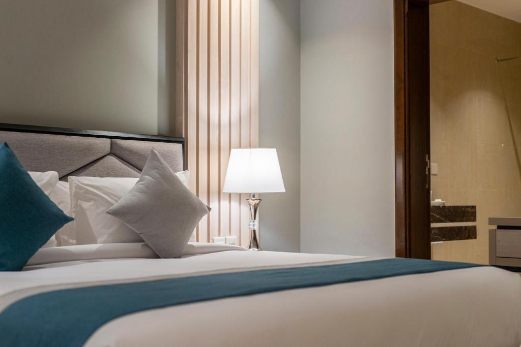 Postel nebo postele na pokoji v ubytování Enala Hotel Apartments- Tabuk