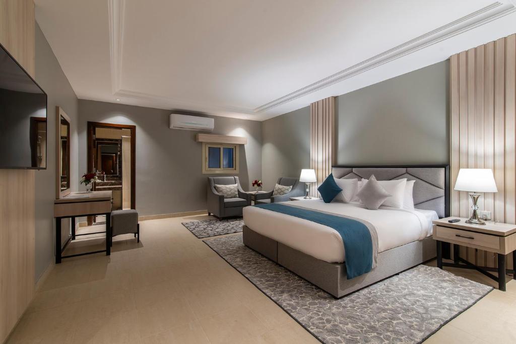 Postel nebo postele na pokoji v ubytování Enala Hotel Apartments- Tabuk