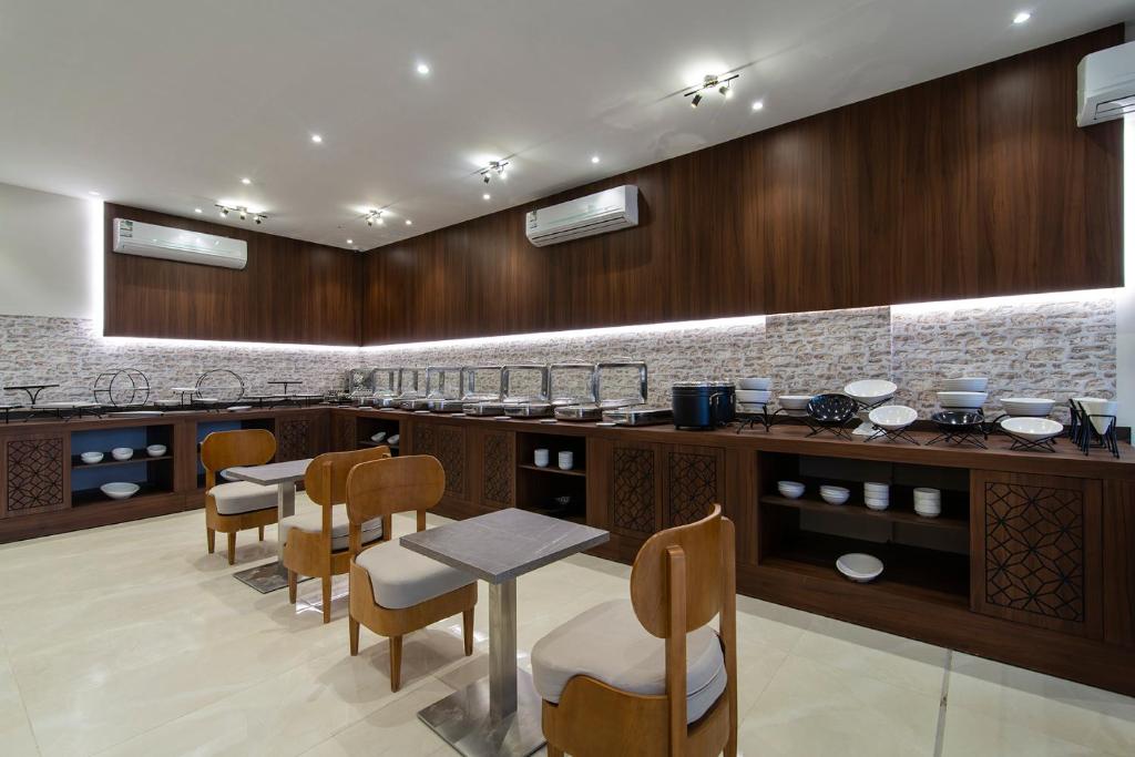 Kuchyň nebo kuchyňský kout v ubytování Enala Hotel Apartments- Tabuk