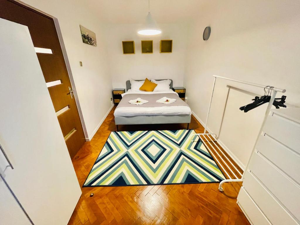 Habitación con 2 camas y puerta en Modern place to Stay-self check-in nonstop 24h-wifi en Reşiţa