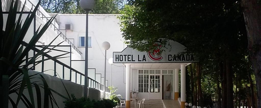 een wit gebouw met een bord waarop hotel la granidad staat bij HOSTAL LA CAÑADA RUIDERA in Ossa de Montiel