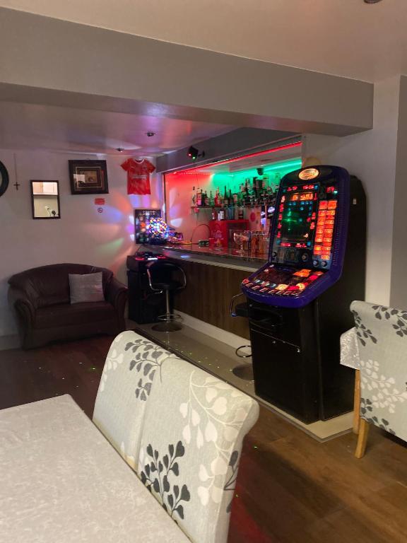 The Woodfield Hotel , Indoor Heated swimming pool, Spacious lounge and Bar - Resim 6