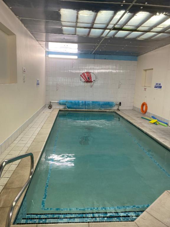 The Woodfield Hotel , Indoor Heated swimming pool, Spacious lounge and Bar - Resim 4