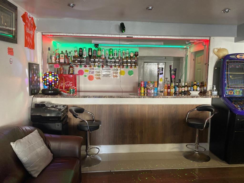 The Woodfield Hotel , Indoor Heated swimming pool, Spacious lounge and Bar - Resim 32