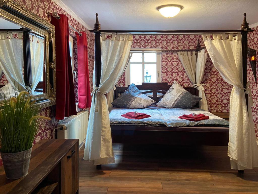 Schlafzimmer mit einem Bett mit Vorhängen und einem Fenster in der Unterkunft Appartement Altstadt, Gasthaus Hirsch in Hirschhorn