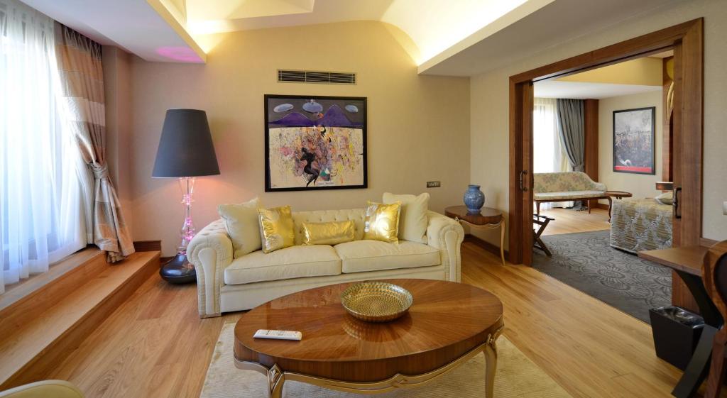 uma sala de estar com um sofá e uma mesa em Warwick Ankara em Ancara