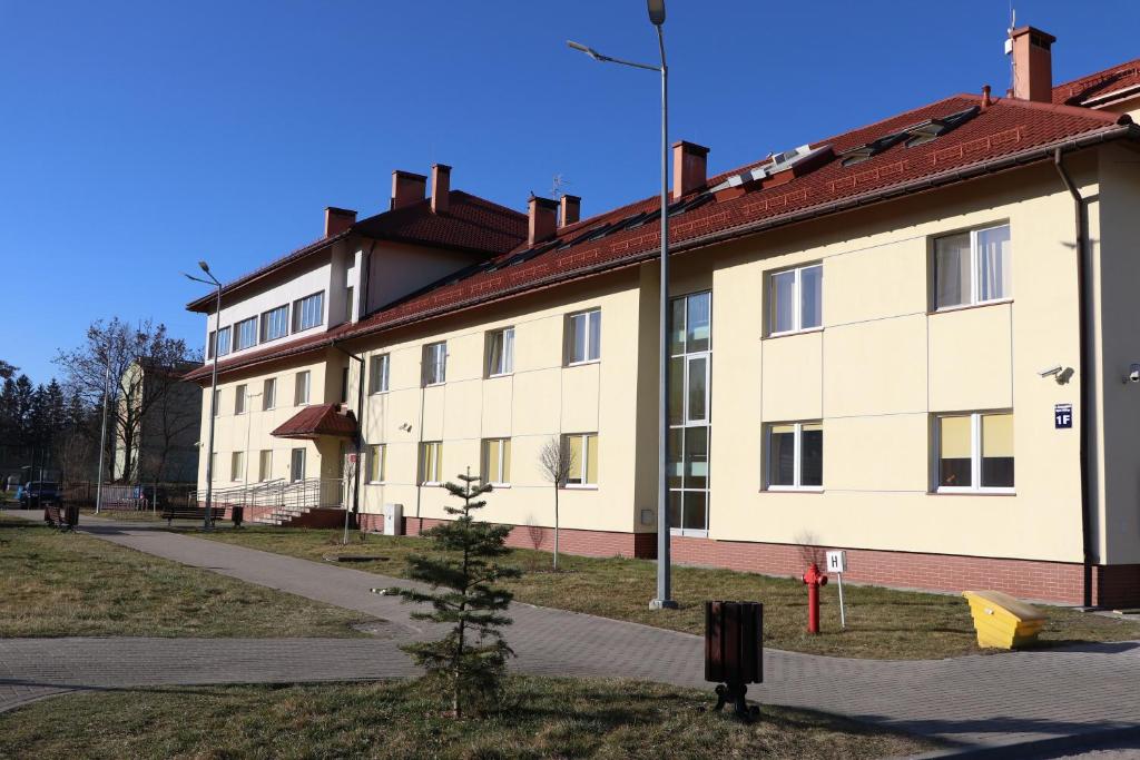 ein großes weißes Gebäude mit rotem Dach in der Unterkunft Dom Studenta PANS - Akademik, Hostel in Przemyśl