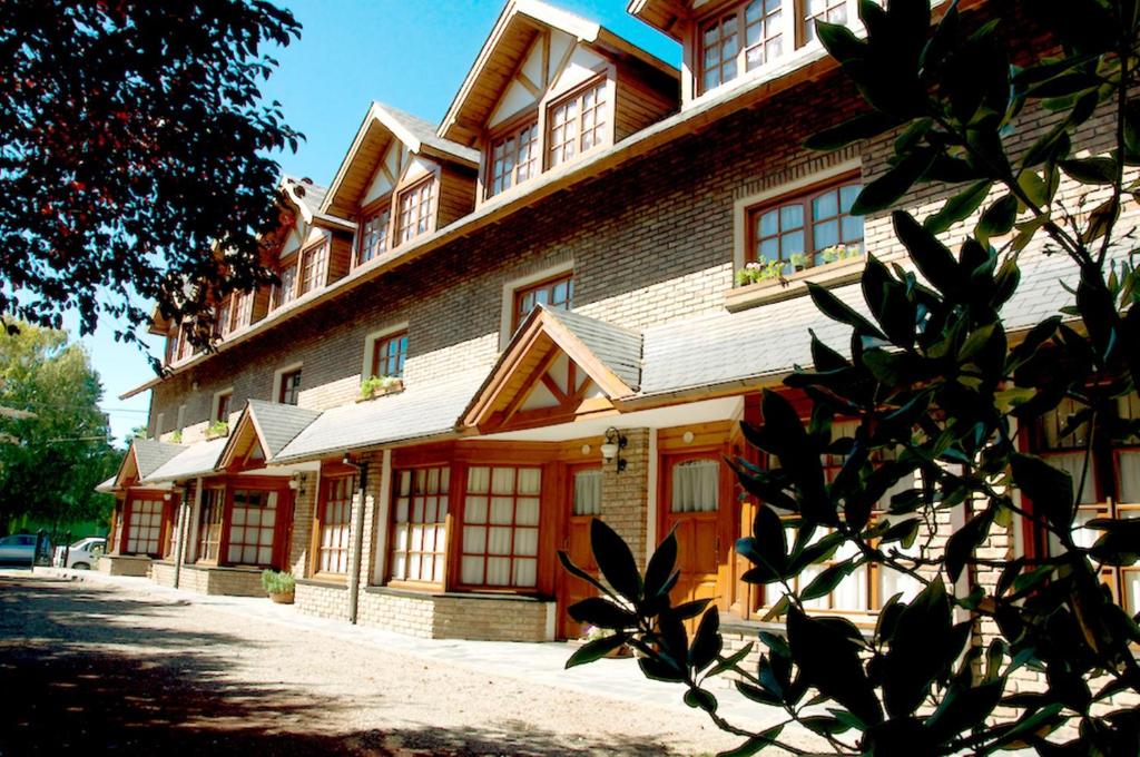 un grande edificio con porte e finestre rosse di casas de alquiler Del Encuentro a San Martín de los Andes