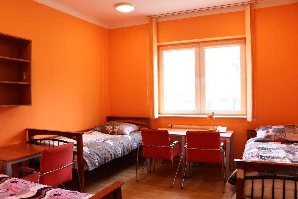 Letto o letti in una camera di Dom Studenta PANS - Akademik, Hostel