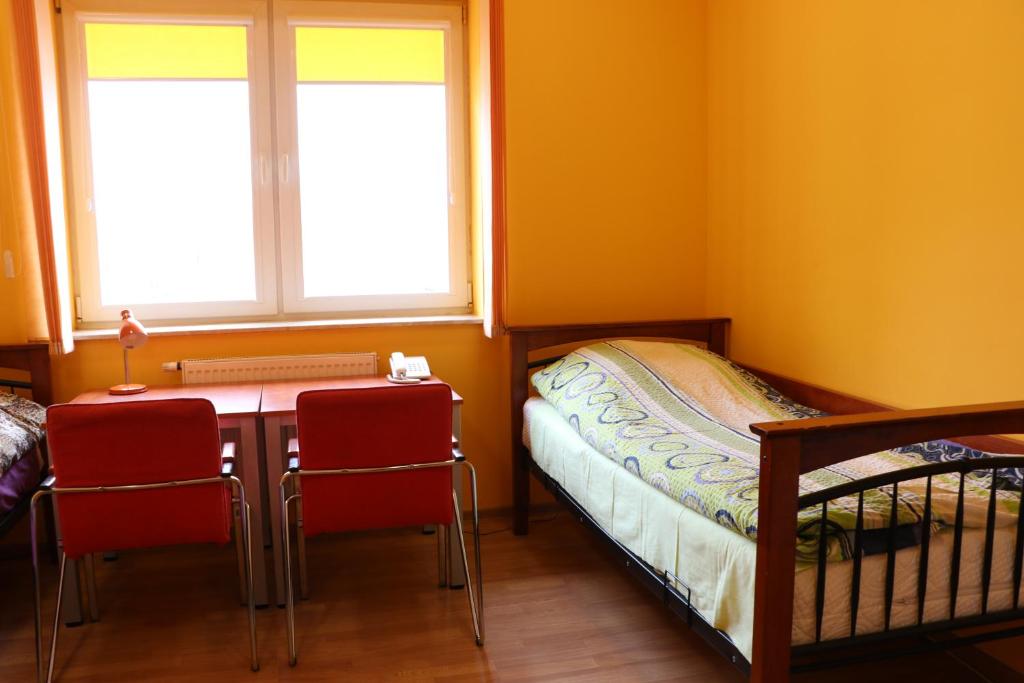 Letto o letti in una camera di Dom Studenta PANS - Akademik, Hostel