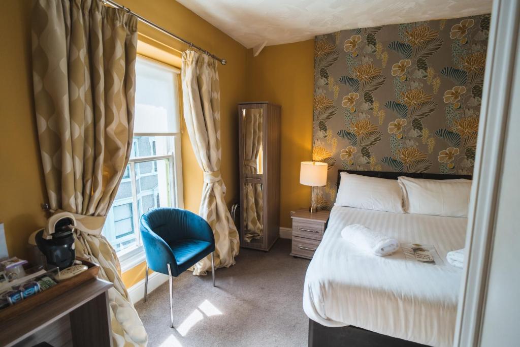 Postel nebo postele na pokoji v ubytování Johnny Dough's Conwy with Rooms