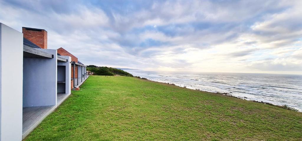 a view of the ocean from the side of a house at Seebederfie in Groot Brak Rivier