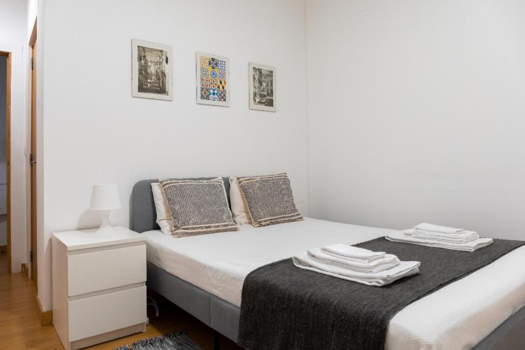 Entrecampos - Two bedroom apartment with Terrace tesisinde bir odada yatak veya yataklar