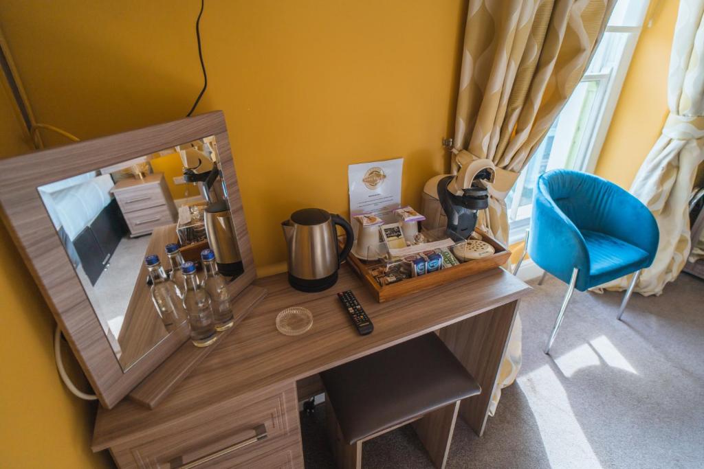Příslušenství pro přípravu čaje a kávy v ubytování Johnny Dough's Conwy with Rooms