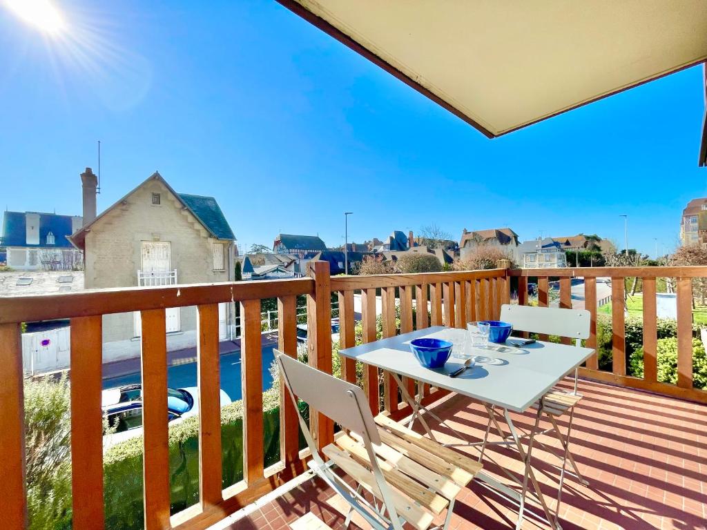 Photo de la galerie de l'établissement ECHAPPEE CHIC - Balcon - 150 m Casino Deauville & Plage, à Deauville