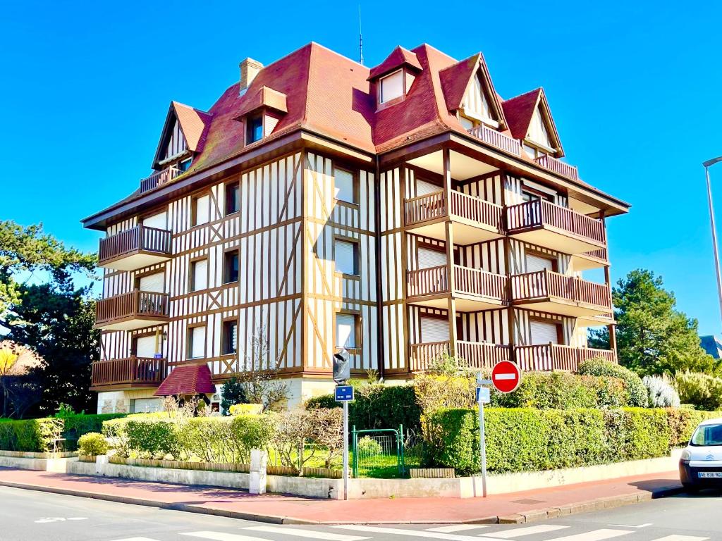 una casa grande con techo en una calle en ECHAPPEE CHIC - Balcon - 150 m Casino Deauville &amp; Plage, en Deauville