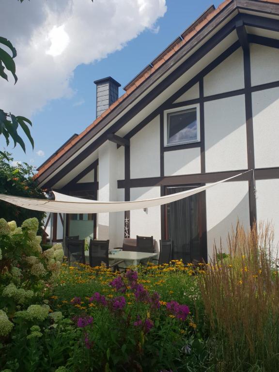 a house with a garden in front of it at Ferienhaus am Burggraben in Stendal