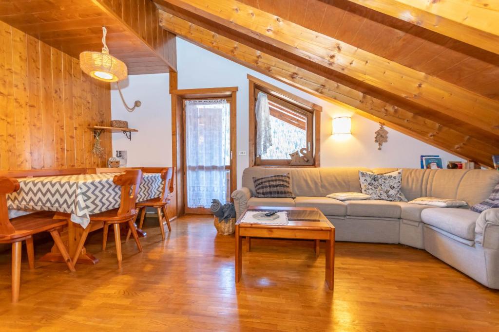 a living room with a couch and a table at Dimora Catitti in Mazzin