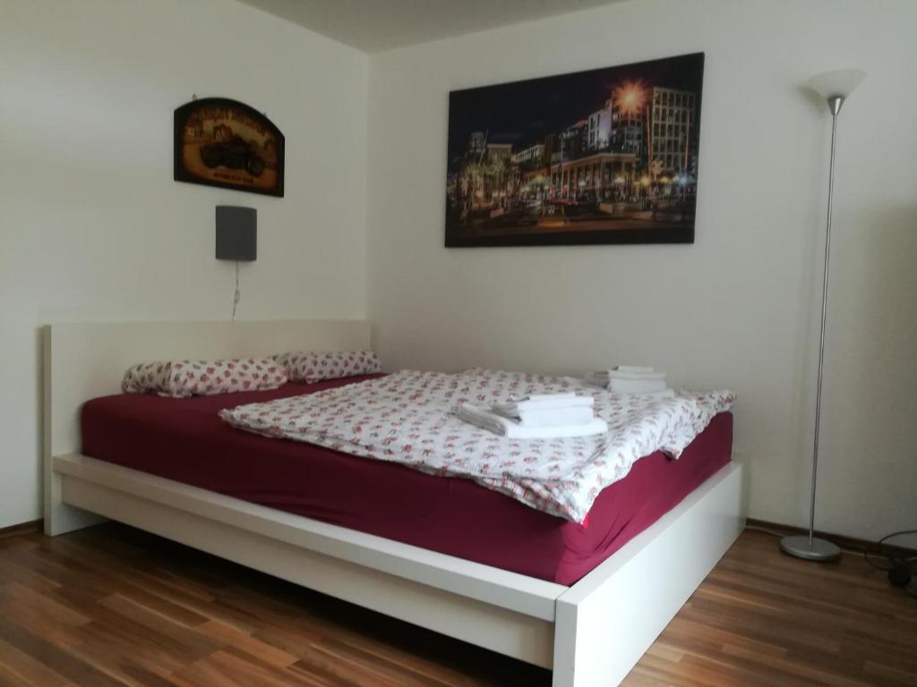 um quarto com uma cama num quarto com uma fotografia na parede em Ferienappartement Ruhrtal Witten em Witten
