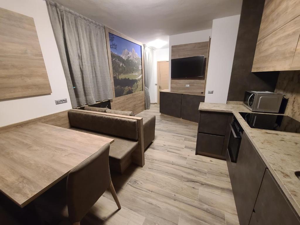 a room with a kitchen and a living room at Al Toscana in Andalo