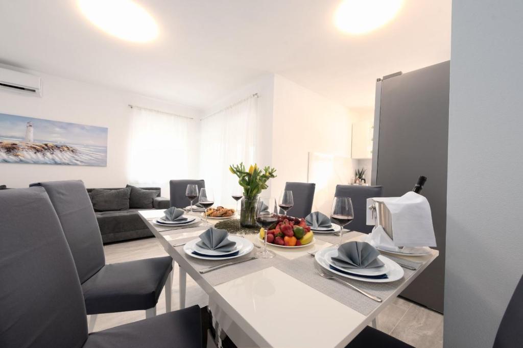 Marin في سيزيتشي: غرفة طعام وغرفة معيشة مع طاولة وكراسي
