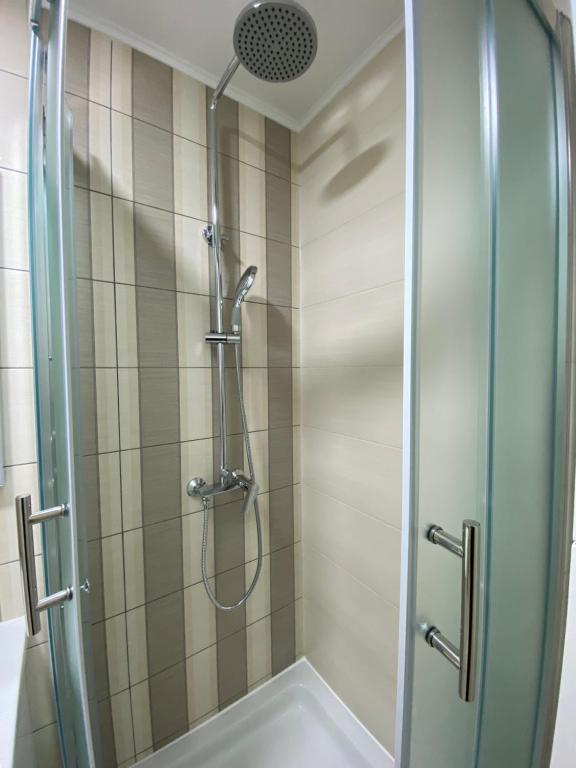 eine Dusche mit einer Glastür in einem Badezimmer in der Unterkunft Citadela in Primošten