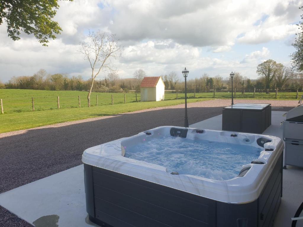 una bañera de hidromasaje al lado de la carretera en gite du château, en Saint-Samson