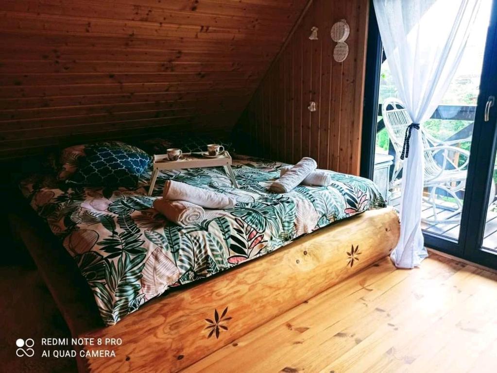 Posteľ alebo postele v izbe v ubytovaní Smyrkowy Dom z kominkiem z gorącą balią koło Karpacza