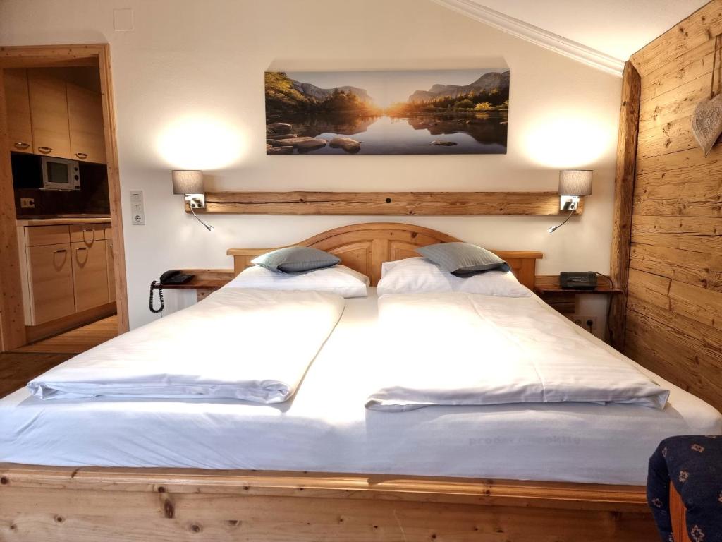 Een bed of bedden in een kamer bij Seehotel Hartung & Ferienappartements