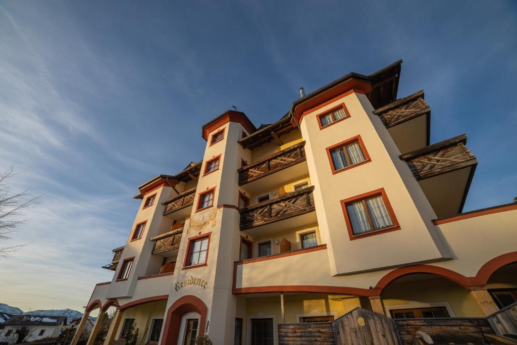 un edificio con un cielo blu sullo sfondo di Residence Derby Club a Folgaria