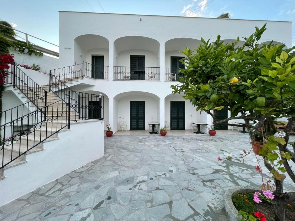 zewnętrzny widok na biały budynek ze schodami w obiekcie Casa Maria luxury B&B w mieście Ischia