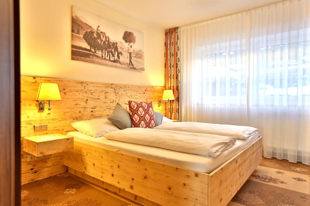 Een bed of bedden in een kamer bij Seehotel Hartung & Ferienappartements