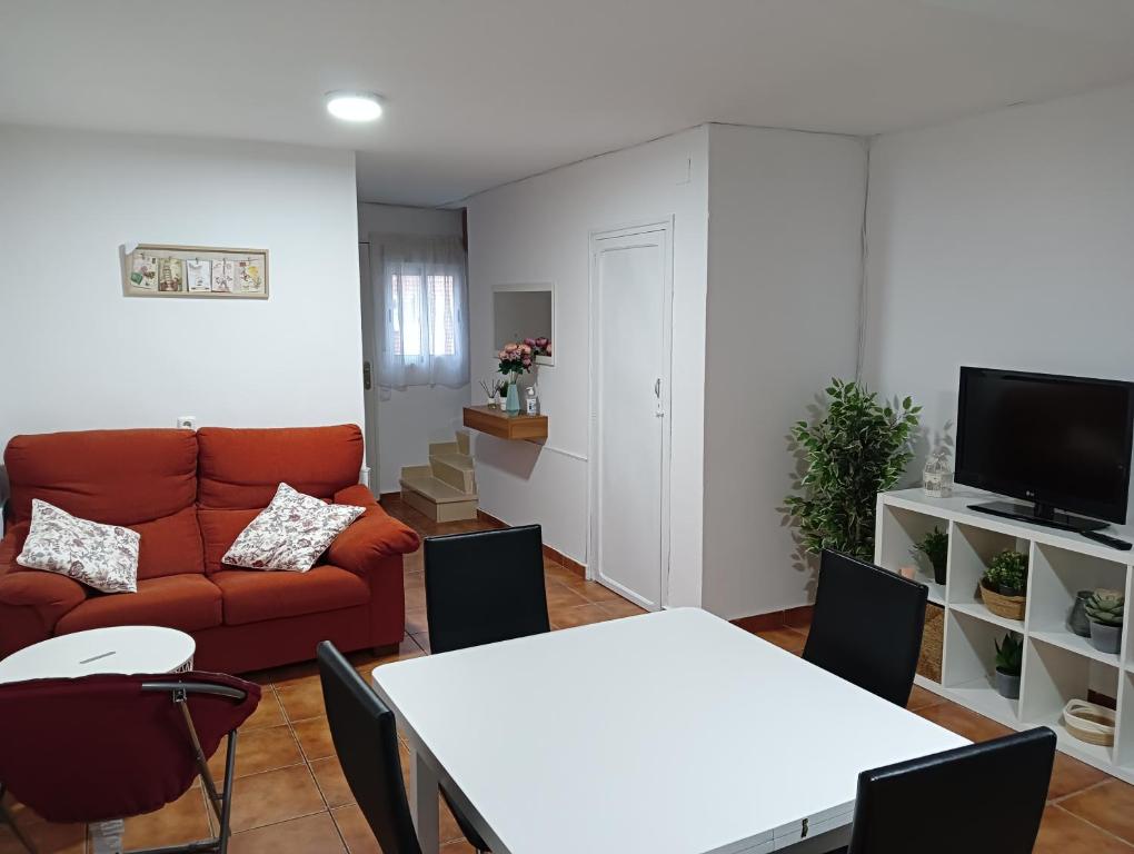 a living room with a couch and a table at Apartamento Casa Quiles 