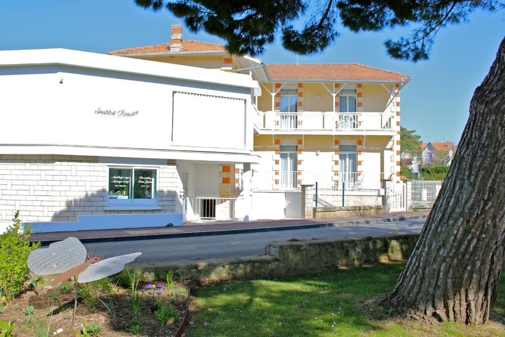 ein weißes Haus mit einem Baum davor in der Unterkunft Villa Rosaria in Saint-Palais-sur-Mer