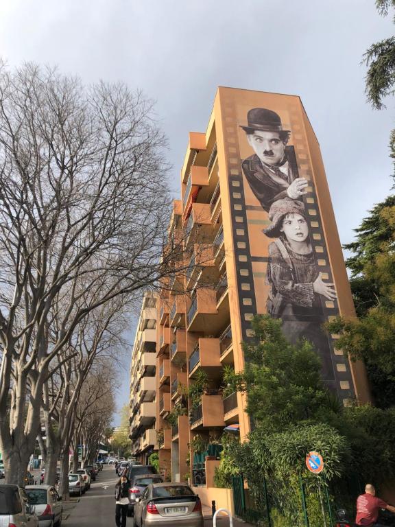 un bâtiment avec une peinture sur le côté dans l'établissement ORION, à Cannes