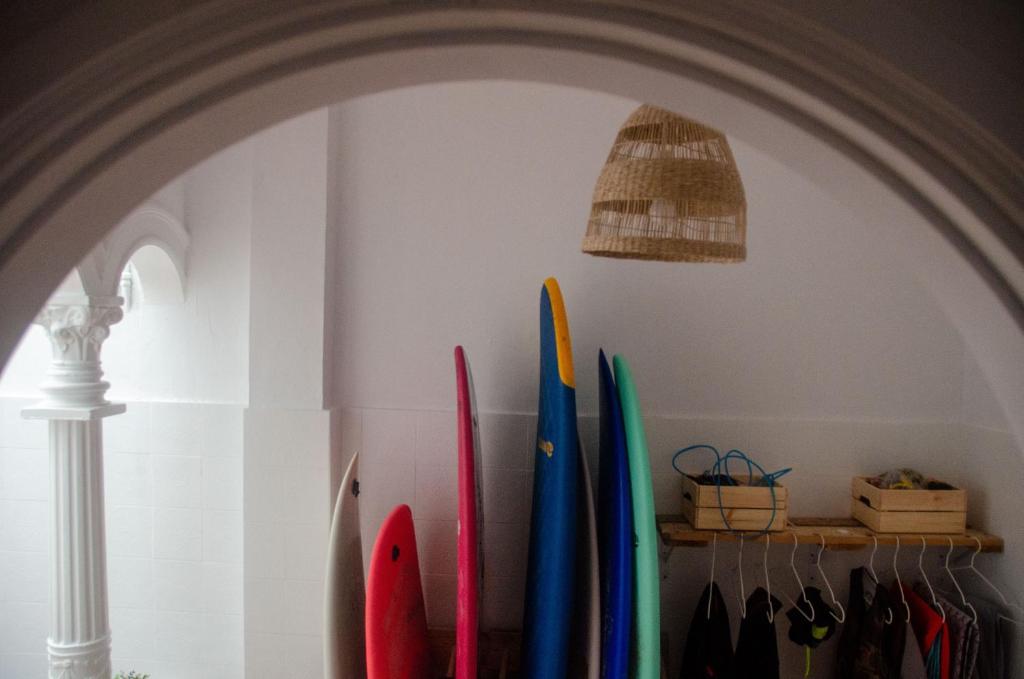 Habitación con tablas de surf en una pared con arco en The Wave Temple, en Las Palmas de Gran Canaria