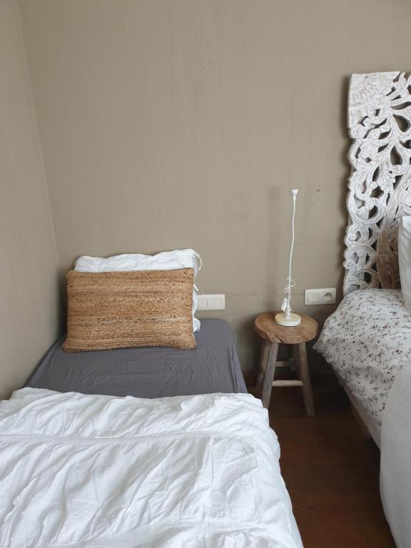 Postel nebo postele na pokoji v ubytování Escale Chambre d'hôtes Au coeur du vieux Profondeville entre Namur et Dinant