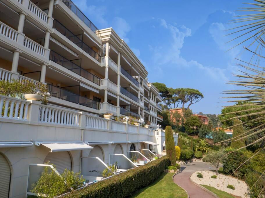- une vue sur l'extérieur d'un bâtiment avec un sentier dans l'établissement The Sun Paradise Dream, à Cannes