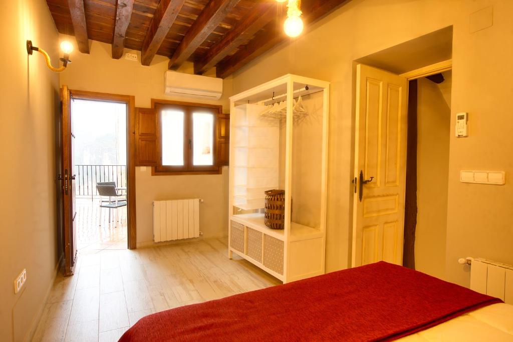 um quarto com uma cama e uma casa de banho com uma janela em Cuencaloft San Pedro 32 em Cuenca