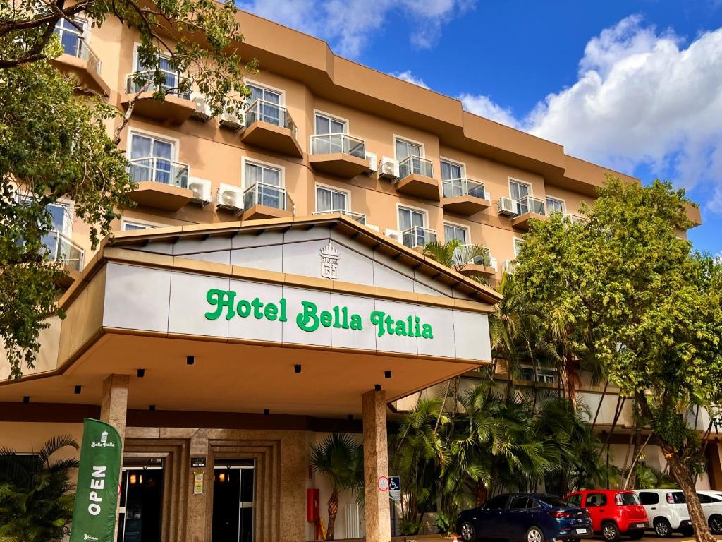 un edificio de hotel con un cartel que lee el Seattle de balonmano del hotel en Hotel Bella Italia, en Foz do Iguaçu