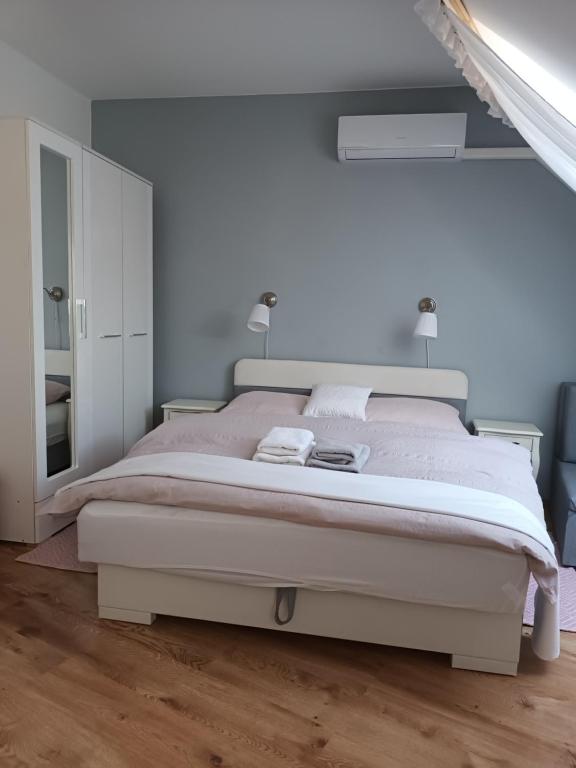 Posteľ alebo postele v izbe v ubytovaní Sasvár Apartman