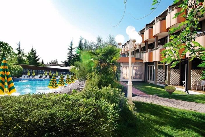 Bazén v ubytování Hotel Royal nebo v jeho okolí