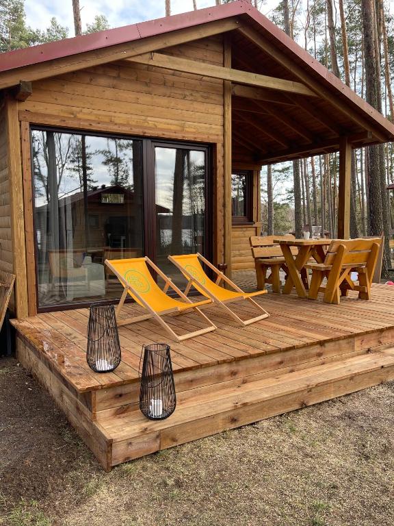 Patio alebo iná vonkajšia časť ubytovania Schadzka w dwunastce z widokiem na jezioro